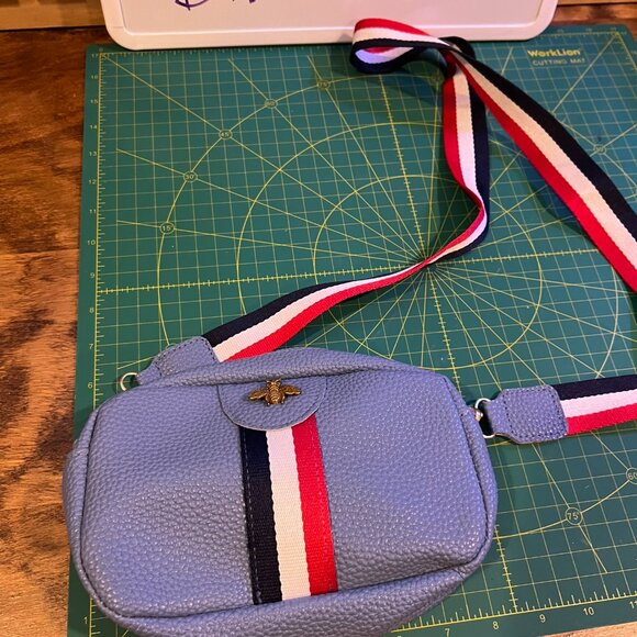 Red White & Blue Small Shoulder faux Leather Bee Handbag For Teens Or Women D - Picture 3 of 6